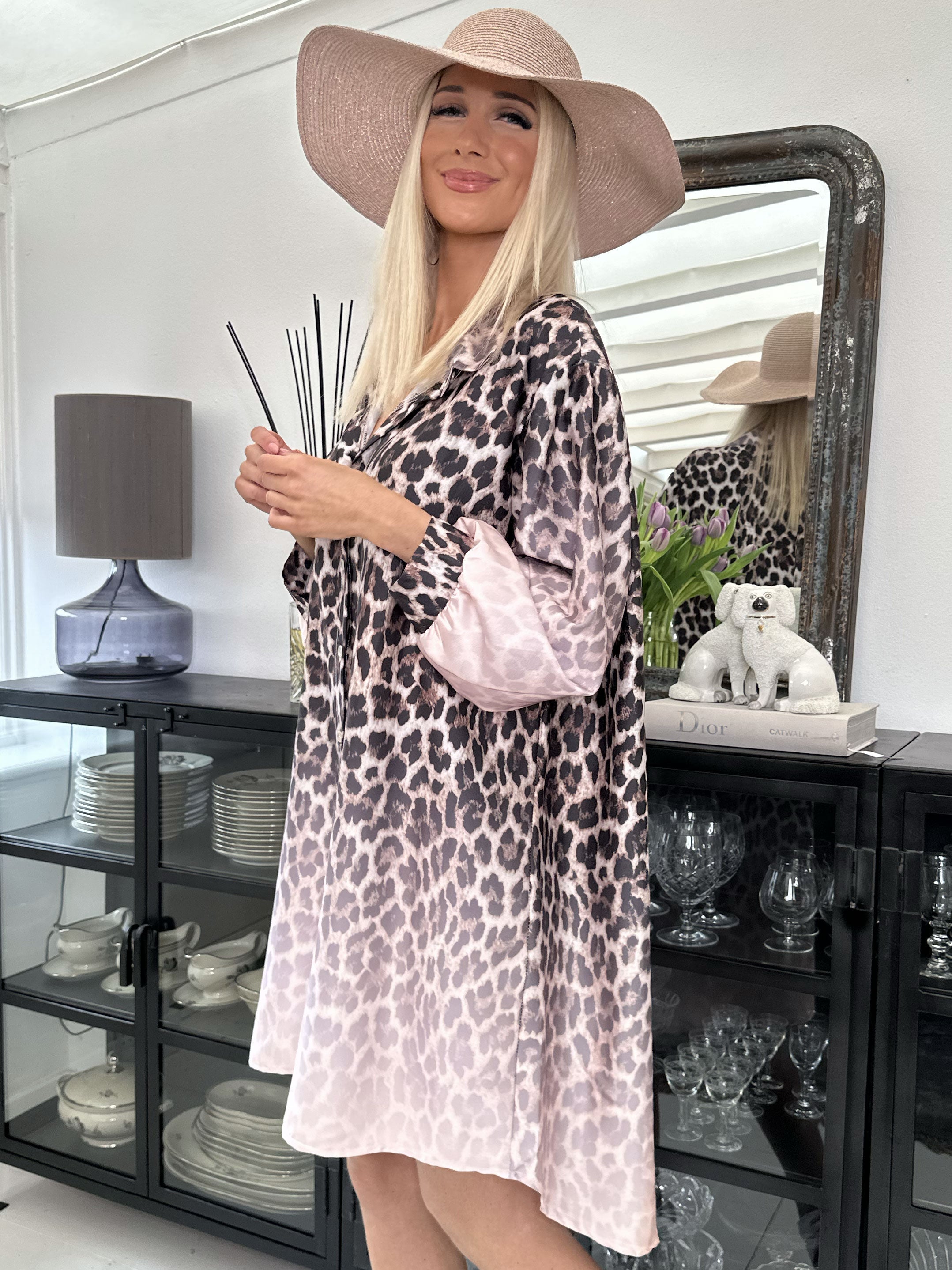 Anemone - Leopardskjorta i silkeslook